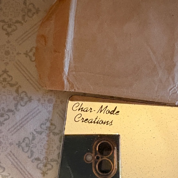 Vintage-Inspired Floral Clutch with Embellishments - Picture 6 of 15